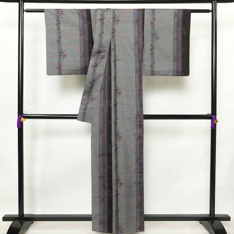 本場大島紬 伝統工芸品 単衣 美品 証紙あり 正絹 木の葉・植物柄 単衣仕立て 身丈159.5cm 裄丈65cm さが美 着物 紫・藤色_画像2