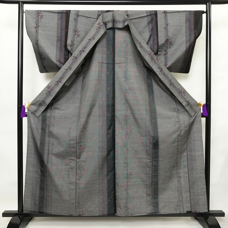 本場大島紬 伝統工芸品 単衣 美品 証紙あり 正絹 木の葉・植物柄 単衣仕立て 身丈159.5cm 裄丈65cm さが美 着物 紫・藤色_画像3