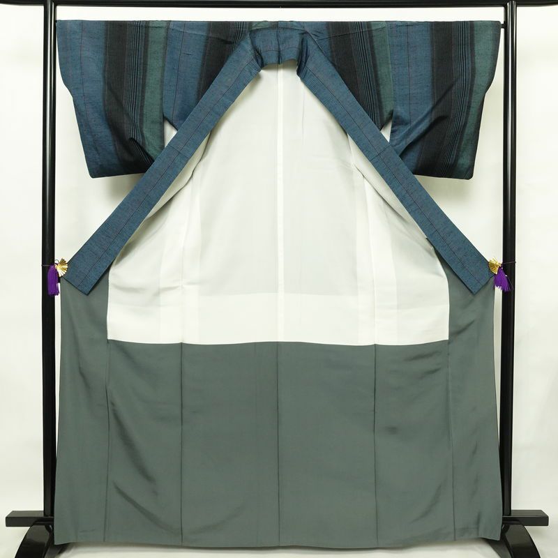 紬 正絹 縞柄・線柄 袷仕立て 身丈166cm 裄丈67cm 着物 モダン 青・紺_画像3