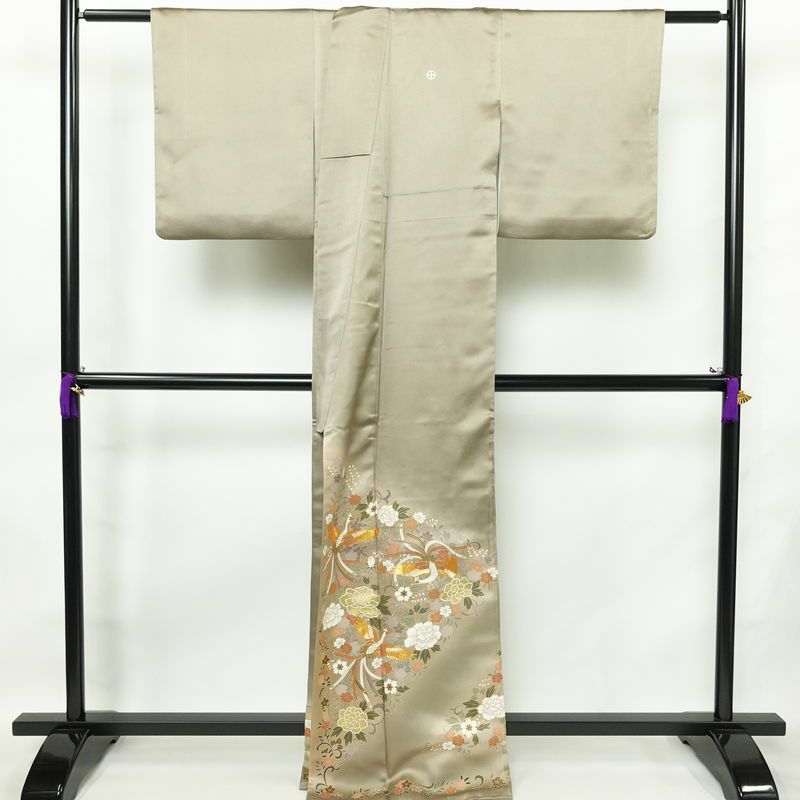 色留袖 良品 五つ紋付き 比翼付き 金駒刺繍 正絹 人物・動物柄 袷仕立て 身丈166cm 裄丈67cm 箔 フォーマル 着物 結婚式 緑・うぐいす色_画像2