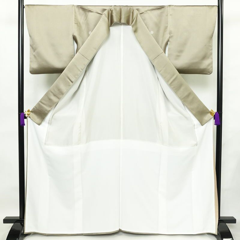 色留袖 良品 五つ紋付き 比翼付き 金駒刺繍 正絹 人物・動物柄 袷仕立て 身丈166cm 裄丈67cm 箔 フォーマル 着物 結婚式 緑・うぐいす色_画像3