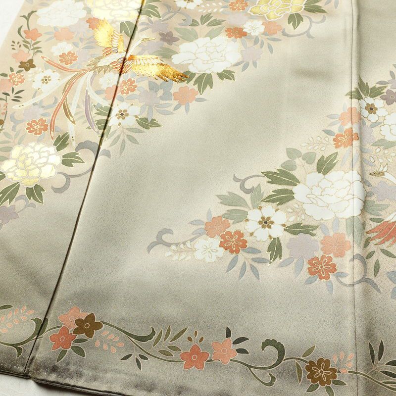 色留袖 良品 五つ紋付き 比翼付き 金駒刺繍 正絹 人物・動物柄 袷仕立て 身丈166cm 裄丈67cm 箔 フォーマル 着物 結婚式 緑・うぐいす色_画像4