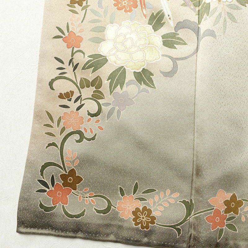 色留袖 良品 五つ紋付き 比翼付き 金駒刺繍 正絹 人物・動物柄 袷仕立て 身丈166cm 裄丈67cm 箔 フォーマル 着物 結婚式 緑・うぐいす色_画像12