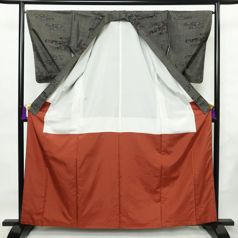 大島紬 良品 創匠きゅうの 古代染色純泥染 証紙あり 正絹 木の葉・植物柄 袷仕立て 身丈162.5cm 裄丈67cm 本場大島紬 伝統工芸 一部しつけ糸付き 着物 茶_画像3