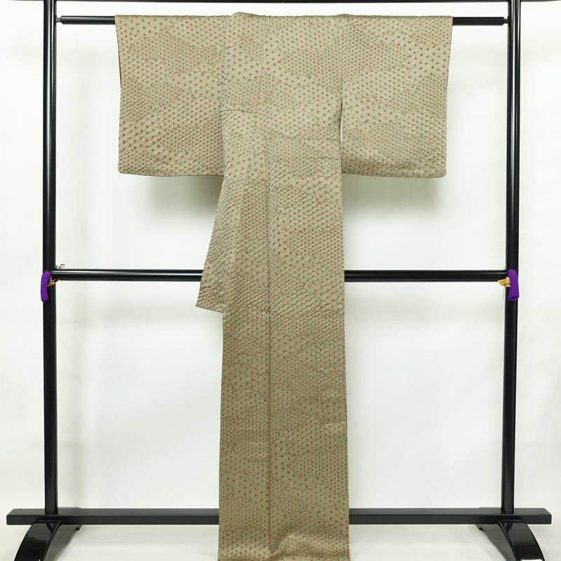 小紋 絞り 綸子 正絹 雲柄 袷仕立て 身丈168.5cm 裄丈64.5cm 麻の葉 着物 緑・うぐいす色_画像2