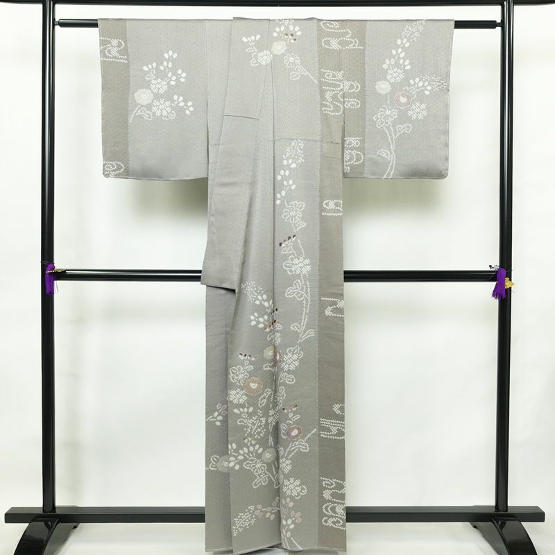 訪問着 美品 しつけ糸付き 絞り 一つ紋付き 正絹 花柄 袷仕立て 身丈159.5cm 裄丈65cm 刺繍 フォーマル 着物 入学式 卒業式 結婚式 グレー_画像2