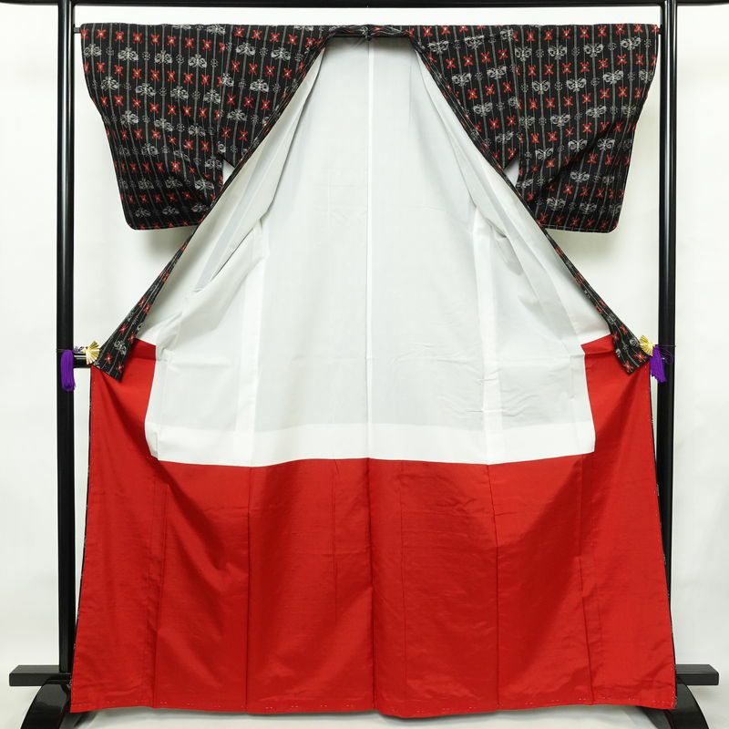 紬 しつけ糸付き 正絹 縞柄・線柄 袷仕立て 身丈166cm 裄丈66.5cm 着物 黒_画像3