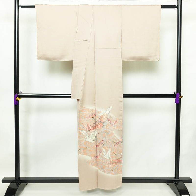 色留袖 しつけ糸付き 金駒刺繍 一つ紋付き 正絹 人物・動物柄 袷仕立て 身丈156.5cm 裄丈68cm 箔 刺繍 共八掛 金彩 フォーマル 着物 結婚式 ピンク_画像2