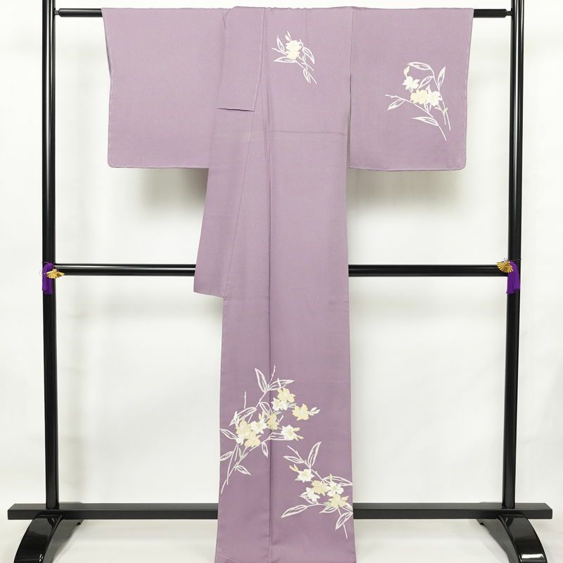 付け下げ 良品 しつけ糸付き 正絹 花柄 袷仕立て 身丈169cm 裄丈70.5cm 箔 フォーマル 着物 入学式 卒業式 結婚式 紫・藤色_画像2