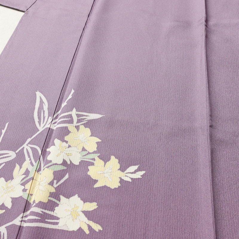 付け下げ 良品 しつけ糸付き 正絹 花柄 袷仕立て 身丈169cm 裄丈70.5cm 箔 フォーマル 着物 入学式 卒業式 結婚式 紫・藤色_画像5