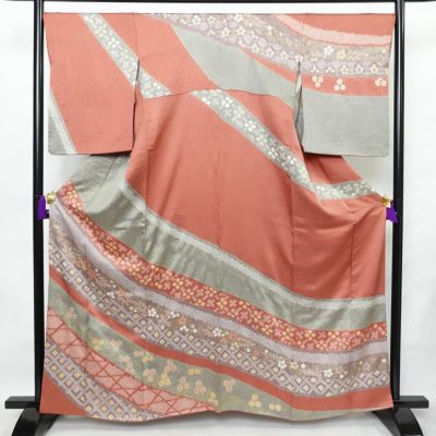 訪問着 良品 絞り 綸子 正絹 木の葉・植物柄 袷仕立て 身丈161.5cm 裄丈68cm 箔 共八掛 金彩 フォーマル 着物 入学式 卒業式 くすみピンク 結婚式 ピンク