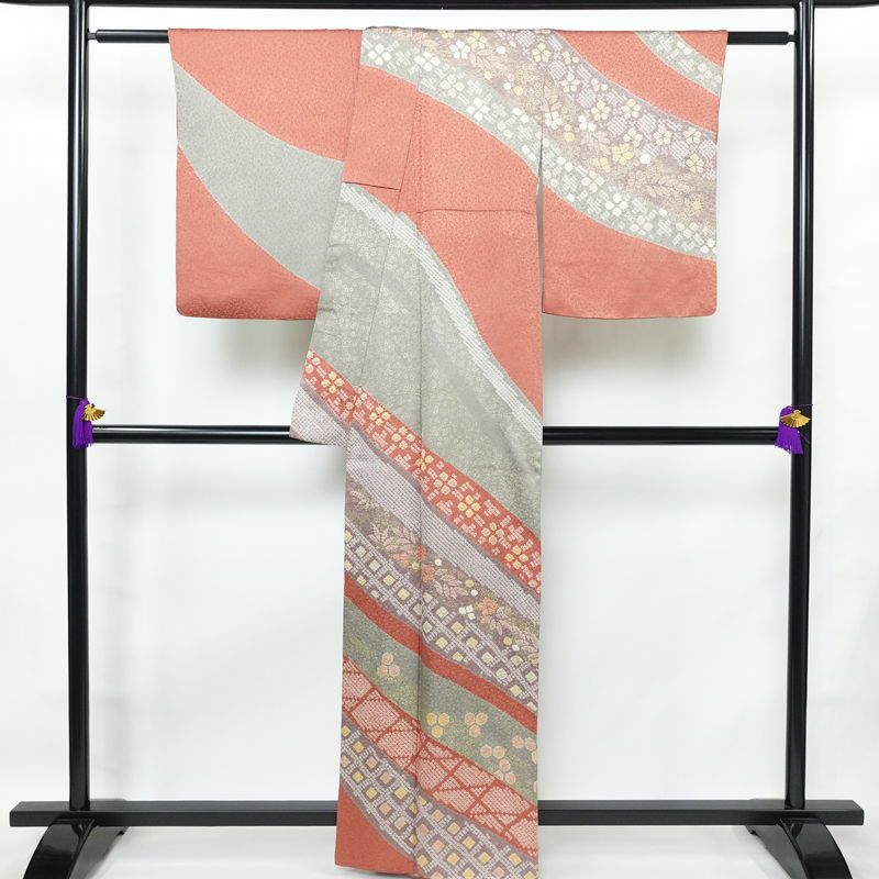 訪問着 良品 絞り 綸子 正絹 木の葉・植物柄 袷仕立て 身丈161.5cm 裄丈68cm 箔 共八掛 金彩 フォーマル 着物 入学式 卒業式 くすみピンク 結婚式 ピンク_画像2