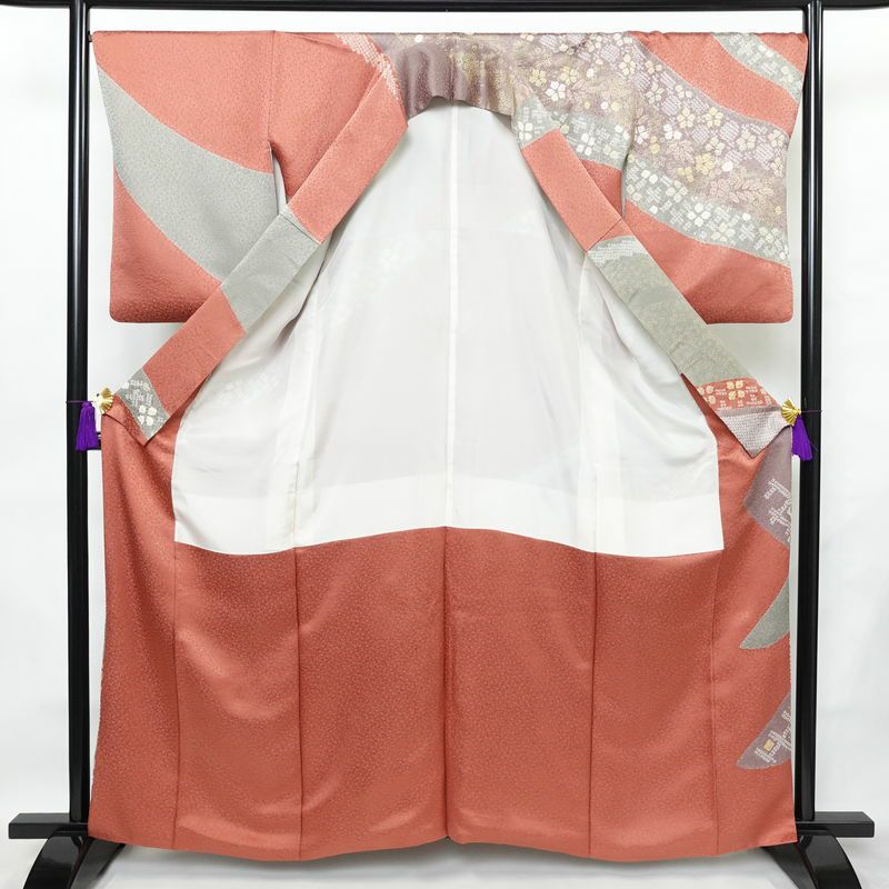 訪問着 良品 絞り 綸子 正絹 木の葉・植物柄 袷仕立て 身丈161.5cm 裄丈68cm 箔 共八掛 金彩 フォーマル 着物 入学式 卒業式 くすみピンク 結婚式 ピンク_画像3