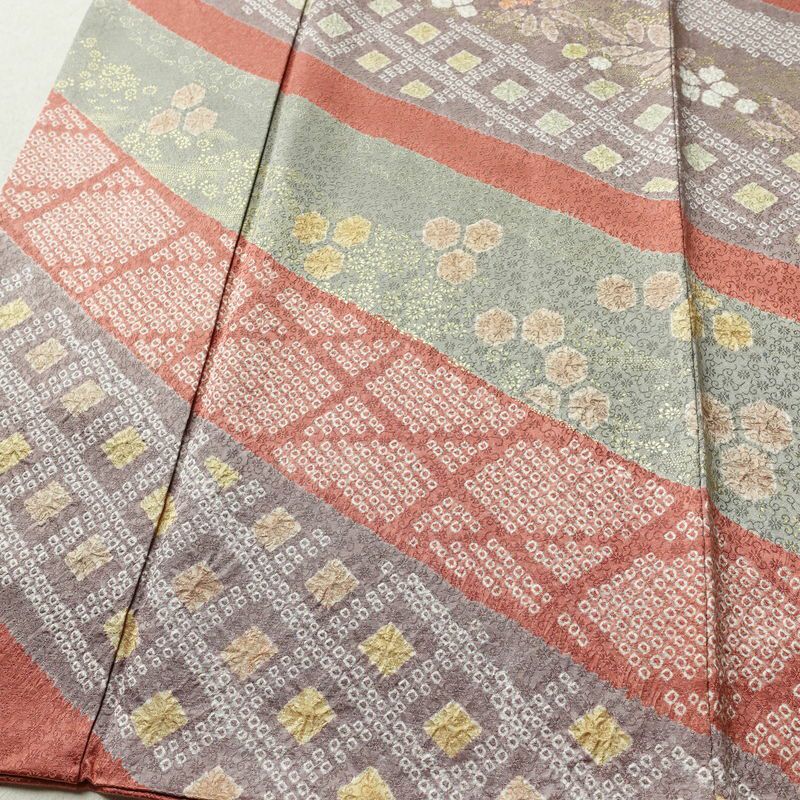 訪問着 良品 絞り 綸子 正絹 木の葉・植物柄 袷仕立て 身丈161.5cm 裄丈68cm 箔 共八掛 金彩 フォーマル 着物 入学式 卒業式 くすみピンク 結婚式 ピンク_画像4