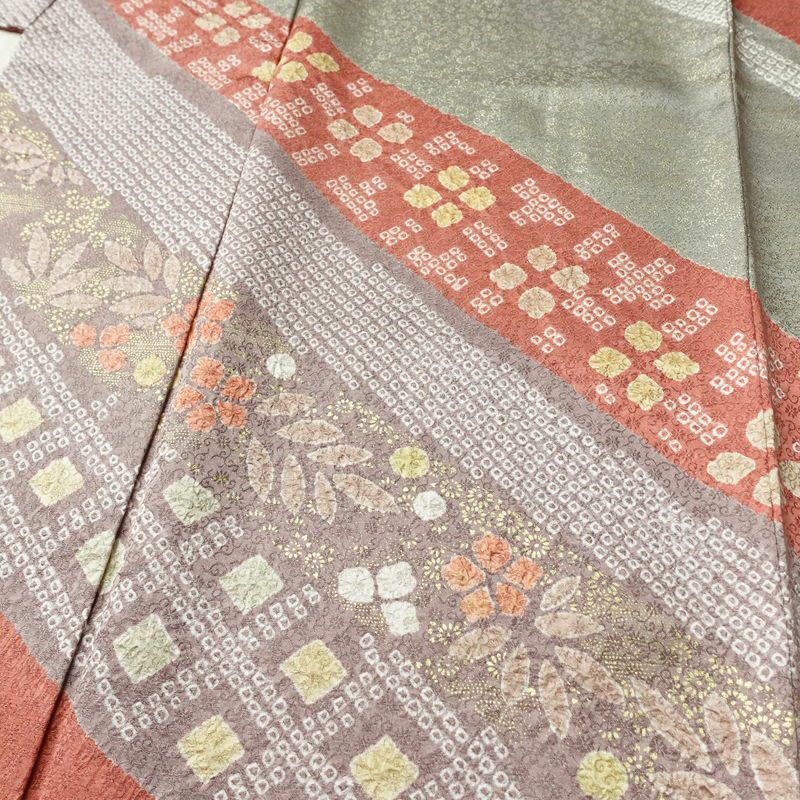 訪問着 良品 絞り 綸子 正絹 木の葉・植物柄 袷仕立て 身丈161.5cm 裄丈68cm 箔 共八掛 金彩 フォーマル 着物 入学式 卒業式 くすみピンク 結婚式 ピンク_画像5