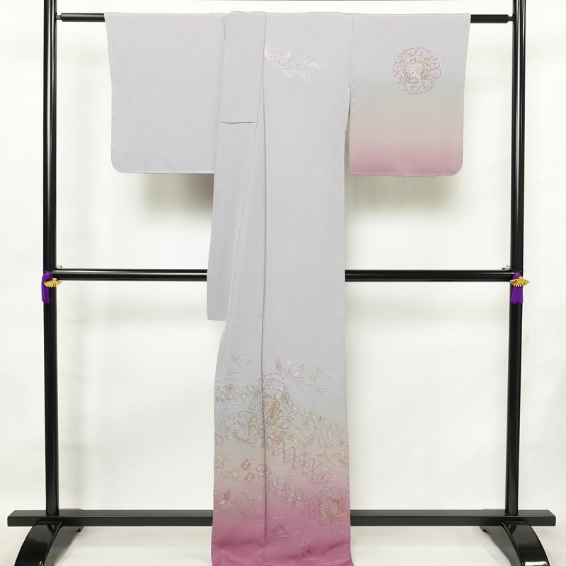 付け下げ 美品 しつけ糸付き 縮緬 正絹 人物・動物柄 袷仕立て 身丈170cm 裄丈70cm 刺繍 フォーマル 着物 入学式 卒業式 結婚式 ぼかし 紫・藤色_画像2