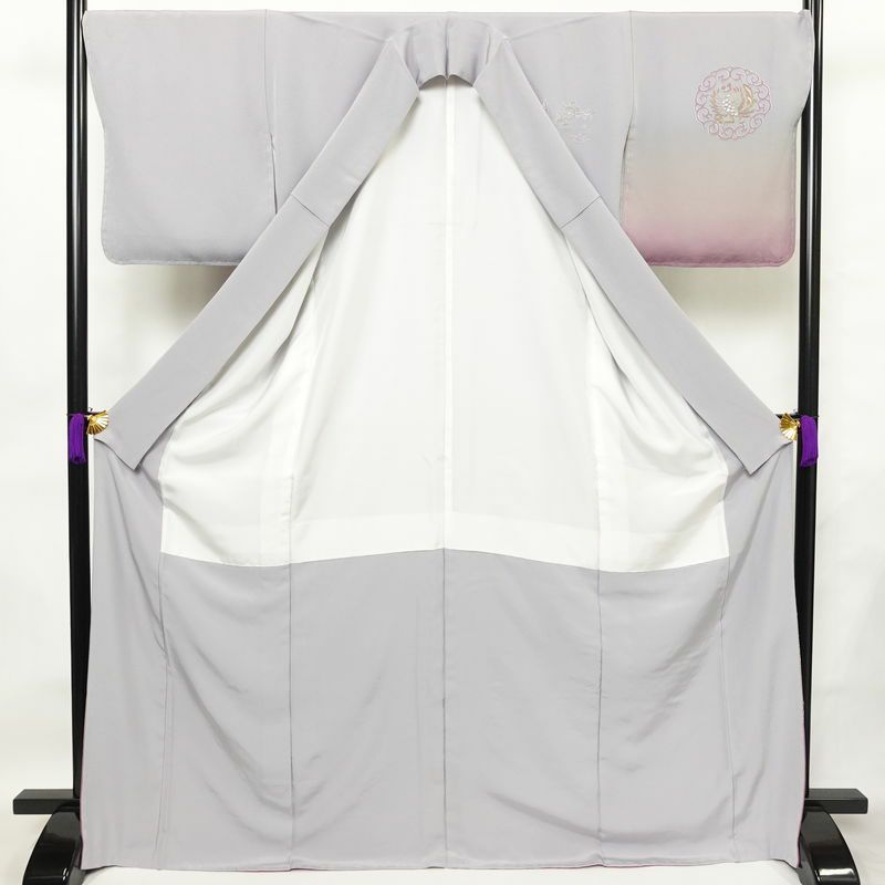 付け下げ 美品 しつけ糸付き 縮緬 正絹 人物・動物柄 袷仕立て 身丈170cm 裄丈70cm 刺繍 フォーマル 着物 入学式 卒業式 結婚式 ぼかし 紫・藤色_画像3