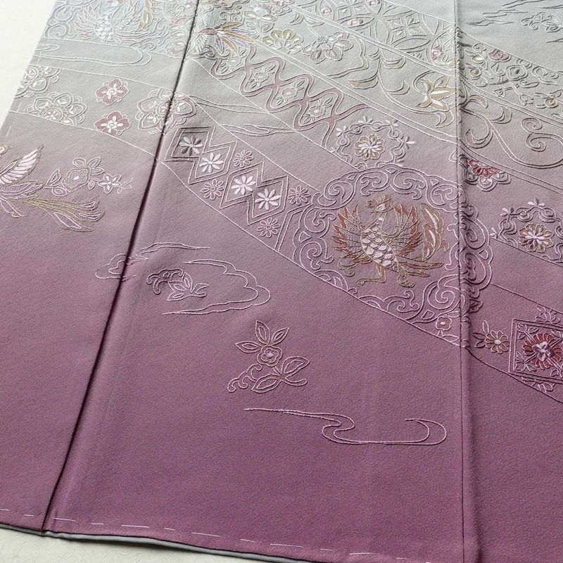 付け下げ 美品 しつけ糸付き 縮緬 正絹 人物・動物柄 袷仕立て 身丈170cm 裄丈70cm 刺繍 フォーマル 着物 入学式 卒業式 結婚式 ぼかし 紫・藤色_画像4