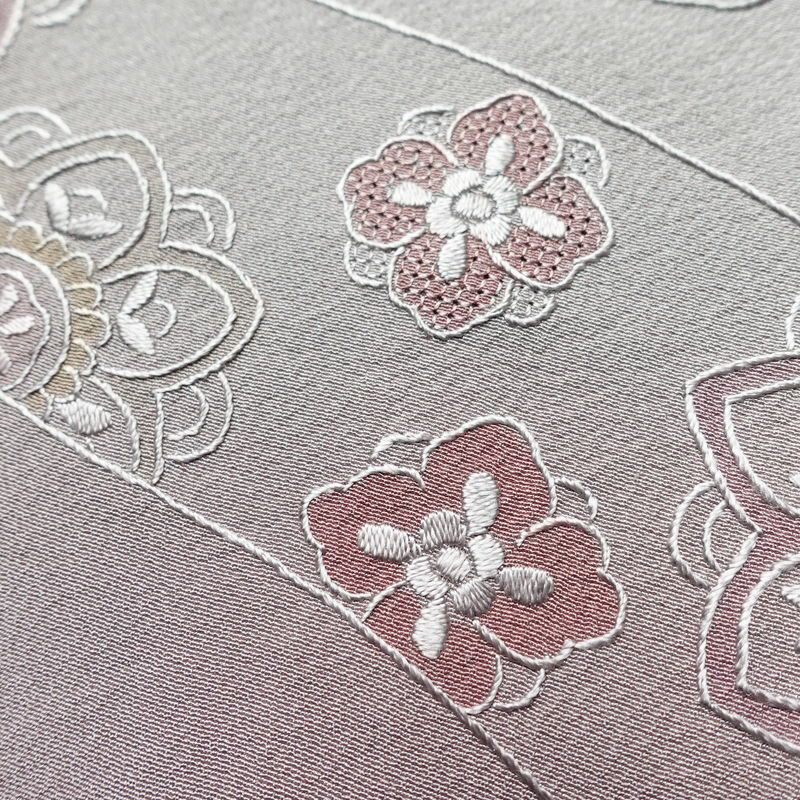 付け下げ 美品 しつけ糸付き 縮緬 正絹 人物・動物柄 袷仕立て 身丈170cm 裄丈70cm 刺繍 フォーマル 着物 入学式 卒業式 結婚式 ぼかし 紫・藤色_画像11