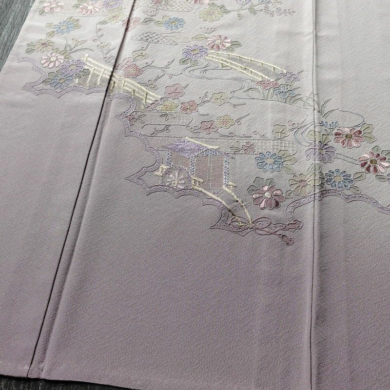 単衣 付下 良品 スワトウ刺繍 縮緬 正絹 風景柄 単衣仕立て 身丈169cm 裄丈68.5cm 刺繍 フォーマル 着物 付け下げ 紫・藤色_画像4