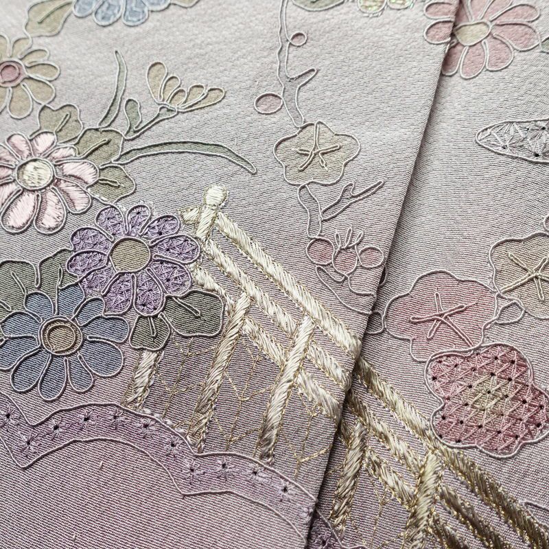 単衣 付下 良品 スワトウ刺繍 縮緬 正絹 風景柄 単衣仕立て 身丈169cm 裄丈68.5cm 刺繍 フォーマル 着物 付け下げ 紫・藤色_画像9