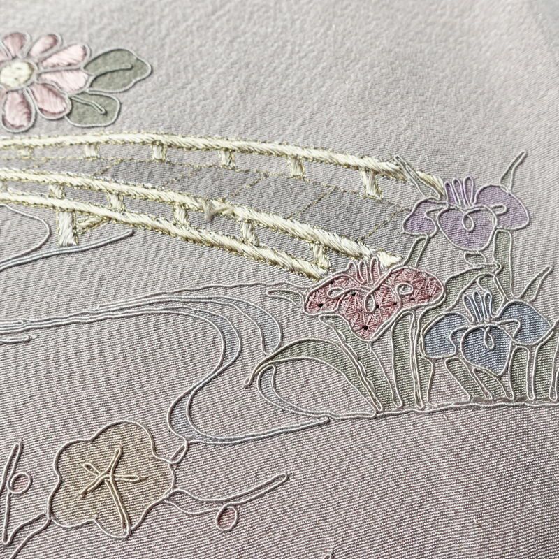 単衣 付下 良品 スワトウ刺繍 縮緬 正絹 風景柄 単衣仕立て 身丈169cm 裄丈68.5cm 刺繍 フォーマル 着物 付け下げ 紫・藤色_画像10