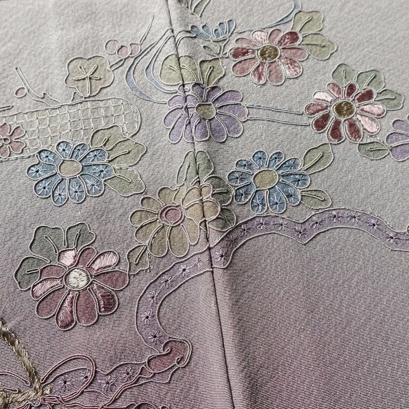 単衣 付下 良品 スワトウ刺繍 縮緬 正絹 風景柄 単衣仕立て 身丈169cm 裄丈68.5cm 刺繍 フォーマル 着物 付け下げ 紫・藤色_画像12
