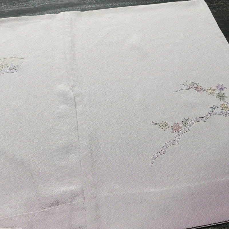 単衣 付下 良品 スワトウ刺繍 縮緬 正絹 風景柄 単衣仕立て 身丈169cm 裄丈68.5cm 刺繍 フォーマル 着物 付け下げ 紫・藤色_画像16