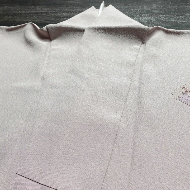 単衣 付下 良品 スワトウ刺繍 縮緬 正絹 風景柄 単衣仕立て 身丈169cm 裄丈68.5cm 刺繍 フォーマル 着物 付け下げ 紫・藤色_画像18