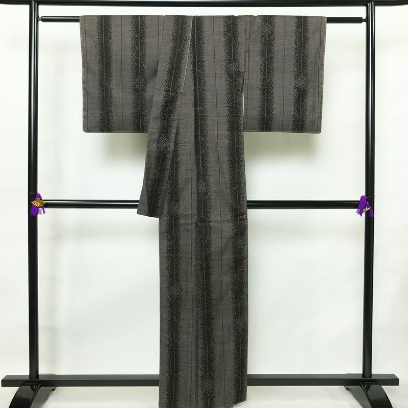 大島紬 美品 しつけ糸付き 正絹 縞柄・線柄 袷仕立て 身丈160.5cm 裄丈65cm リサイクル着物 着物 茶_画像2