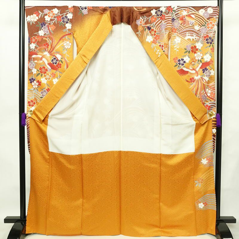 振袖 金駒刺繍 正絹 古典柄 袷仕立て 身丈168cm 裄丈67.5cm リサイクル着物 帯 金彩 成人式 二十歳 二十歳の集い フォーマル 華やか 黄・黄土色_画像3