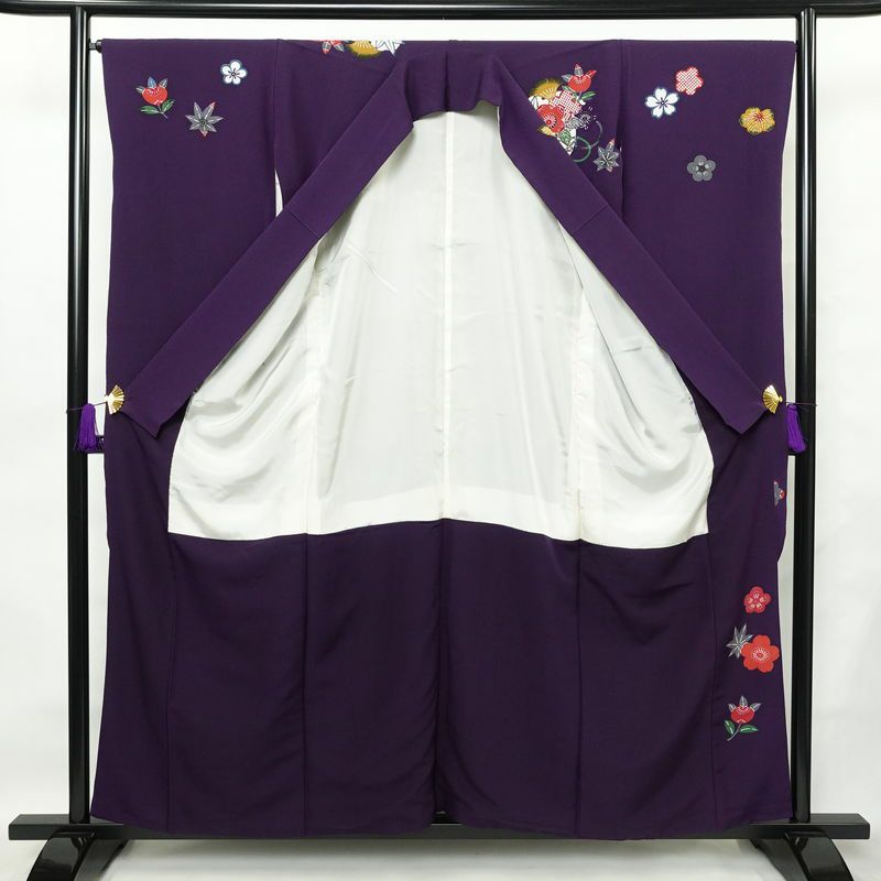 振袖 落款入り 縮緬 正絹 花柄 袷仕立て 身丈157.5cm 裄丈66.5cm リサイクル着物 着物 共八掛 成人式 二十歳 二十歳の集い フォーマル シンプル 紅葉 桜 紫・藤色_画像3