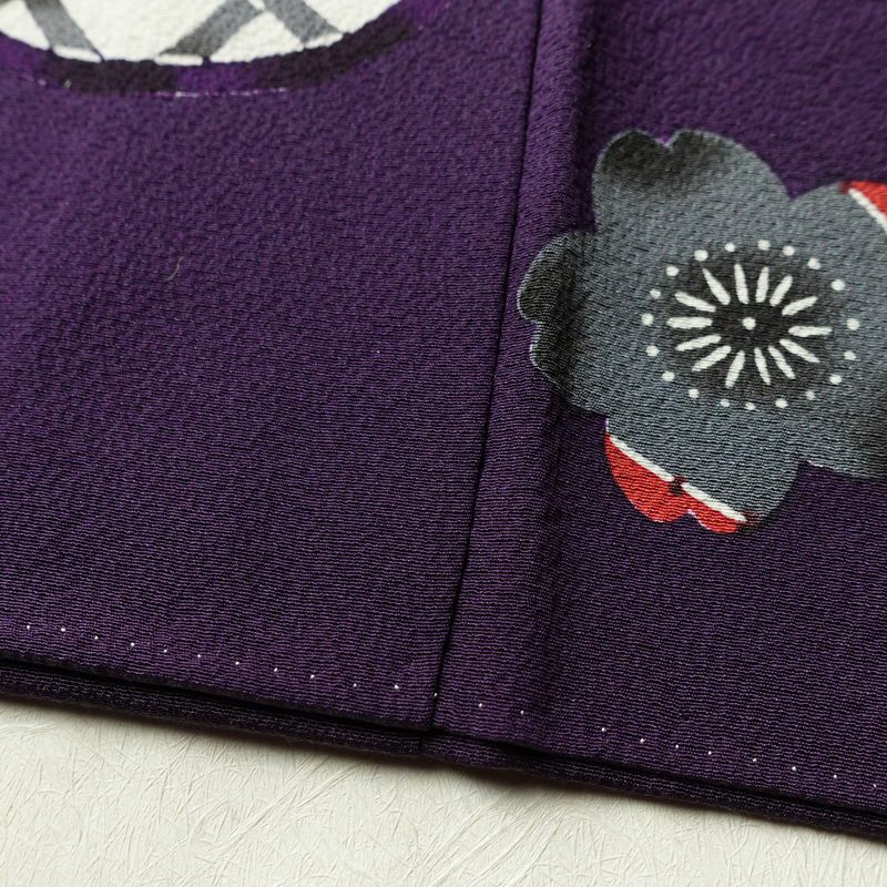 振袖 落款入り 縮緬 正絹 花柄 袷仕立て 身丈157.5cm 裄丈66.5cm リサイクル着物 着物 共八掛 成人式 二十歳 二十歳の集い フォーマル シンプル 紅葉 桜 紫・藤色_画像11