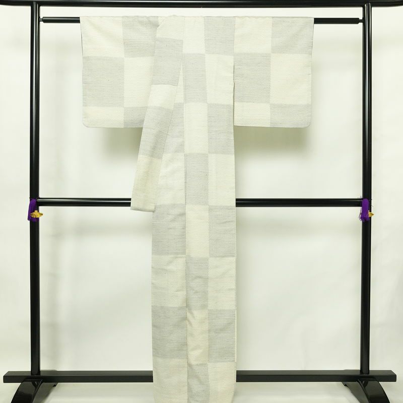 紬 正絹 チェック・格子柄 袷仕立て 身丈162.5cm 裄丈63cm リサイクル着物 着物 モダン カジュアル 白_画像2