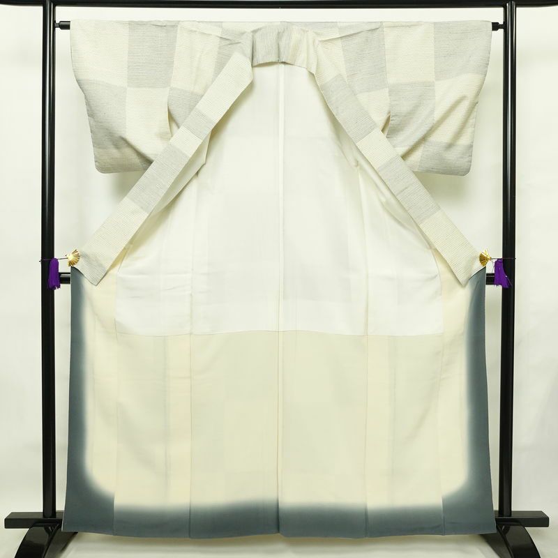 紬 正絹 チェック・格子柄 袷仕立て 身丈162.5cm 裄丈63cm リサイクル着物 着物 モダン カジュアル 白_画像3