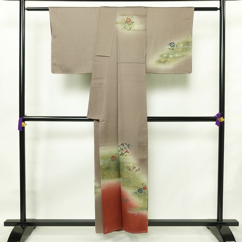 付け下げ 良品 しつけ糸付き 正絹 花柄 袷仕立て 身丈155.5cm 裄丈63cm リサイクル着物 着物 箔 金彩 銀彩 入学式 卒業式 七五三 お宮参り フォーマル 茶_画像2