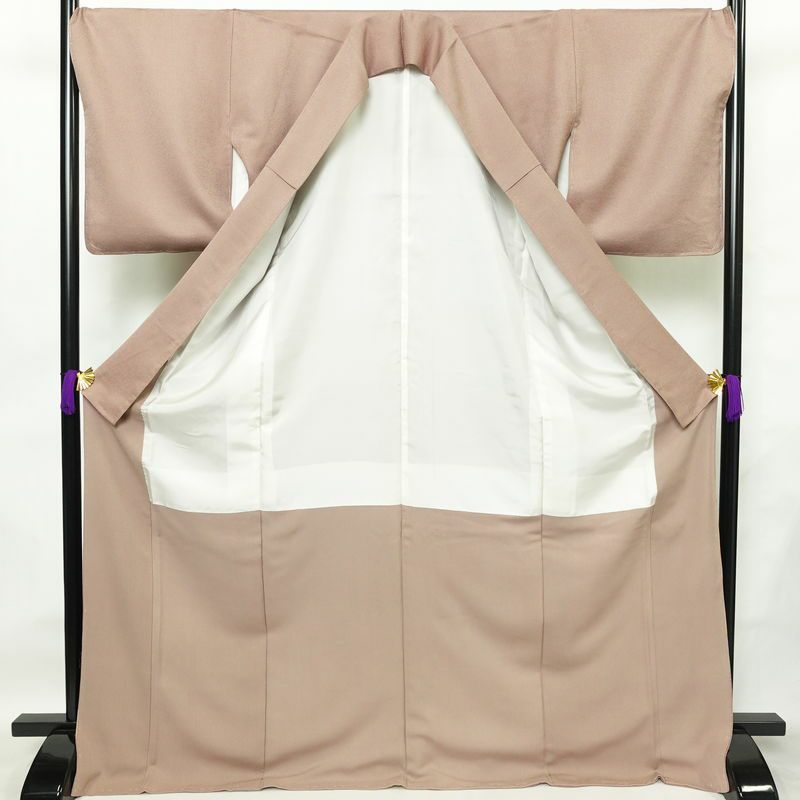 色留袖 良品 しつけ糸付き 一つ紋付き トールサイズ 正絹 風景柄 袷仕立て 身丈174cm 裄丈71cm リサイクル着物 着物 箔 引箔 金彩 結婚式 パーティー フォーマル 華やか 御所車 松 菊 小豆・エンジ_画像3