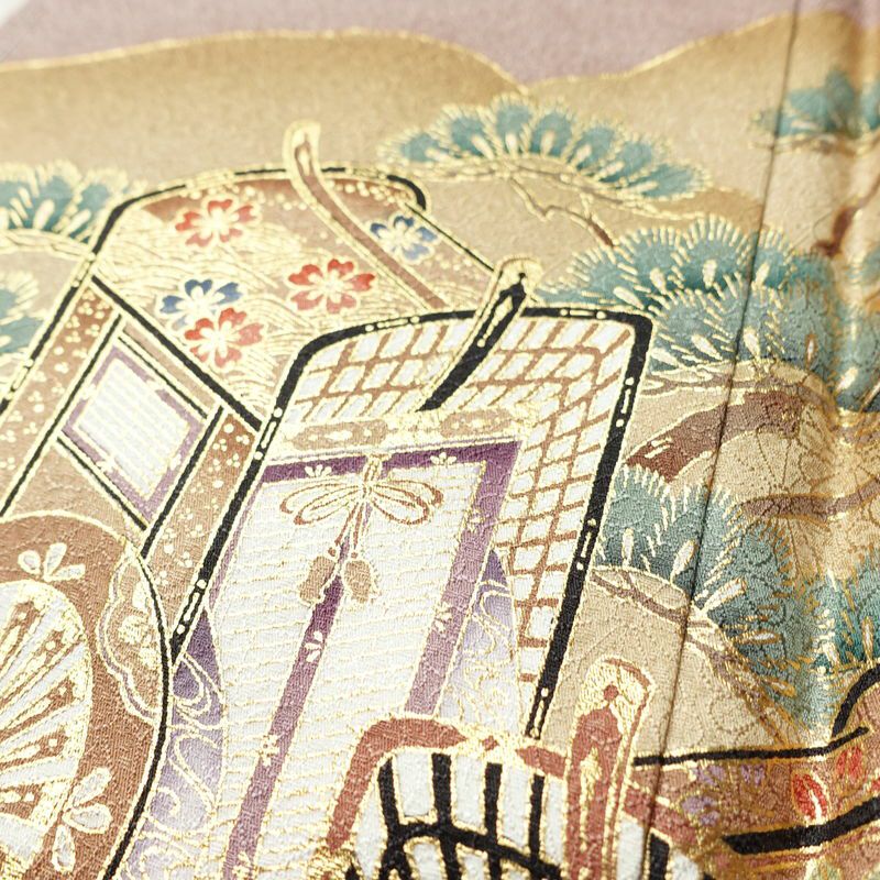 色留袖 良品 しつけ糸付き 一つ紋付き トールサイズ 正絹 風景柄 袷仕立て 身丈174cm 裄丈71cm リサイクル着物 着物 箔 引箔 金彩 結婚式 パーティー フォーマル 華やか 御所車 松 菊 小豆・エンジ_画像9