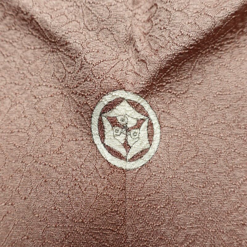 色留袖 良品 しつけ糸付き 一つ紋付き トールサイズ 正絹 風景柄 袷仕立て 身丈174cm 裄丈71cm リサイクル着物 着物 箔 引箔 金彩 結婚式 パーティー フォーマル 華やか 御所車 松 菊 小豆・エンジ_画像14