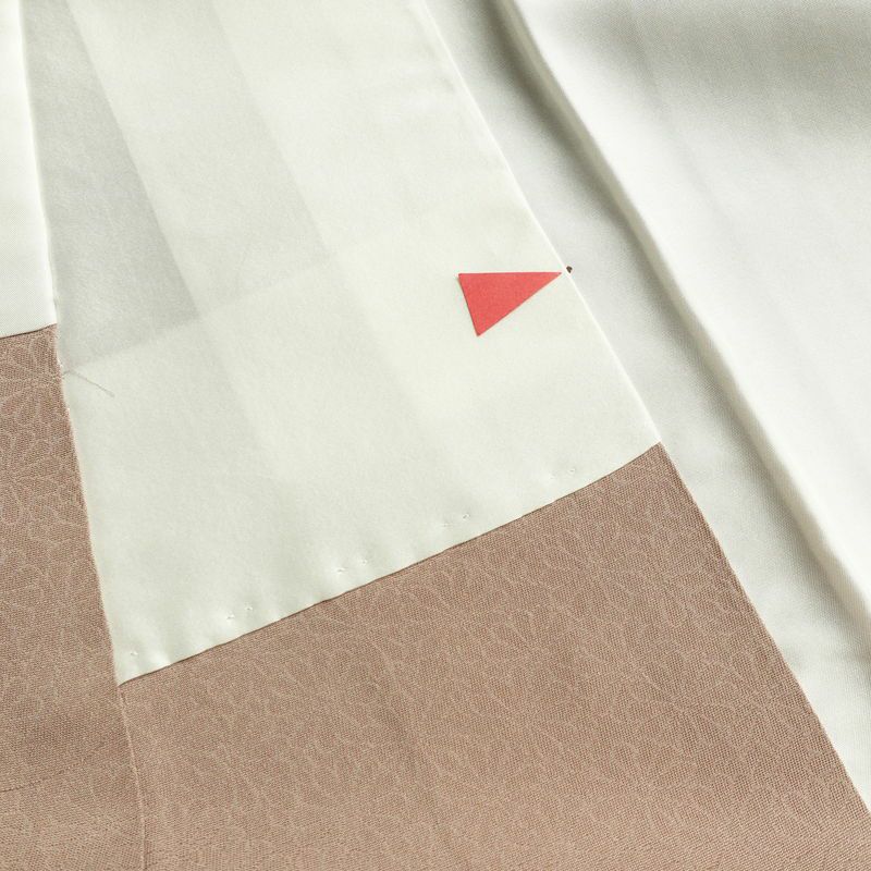 色留袖 良品 しつけ糸付き 一つ紋付き トールサイズ 正絹 風景柄 袷仕立て 身丈174cm 裄丈71cm リサイクル着物 着物 箔 引箔 金彩 結婚式 パーティー フォーマル 華やか 御所車 松 菊 小豆・エンジ_画像20