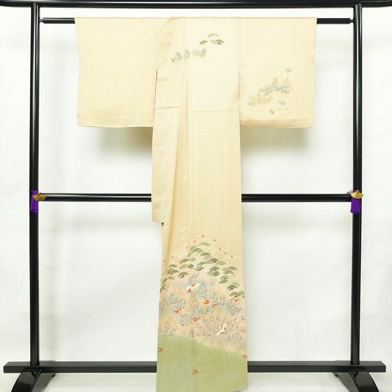 訪問着 良品 しつけ糸付き 正絹 古典柄 袷仕立て 身丈160.5cm 裄丈65cm リサイクル着物 着物 箔 金彩 入学式 卒業式 七五三 お宮参り フォーマル 上品 松 ベージュ_画像2