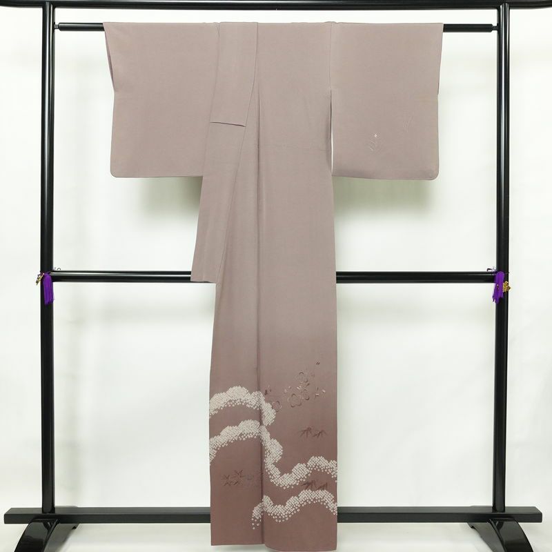 付け下げ 縮緬 絞り 正絹 木の葉・植物柄 袷仕立て 身丈160cm 裄丈66.5cm リサイクル着物 着物 刺繍 ぼかし 入学式 卒業式 七五三 お宮参り フォーマル シンプル 上品 紫・藤色_画像2