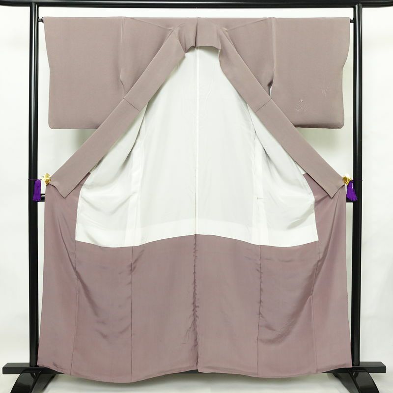 付け下げ 縮緬 絞り 正絹 木の葉・植物柄 袷仕立て 身丈160cm 裄丈66.5cm リサイクル着物 着物 刺繍 ぼかし 入学式 卒業式 七五三 お宮参り フォーマル シンプル 上品 紫・藤色_画像3