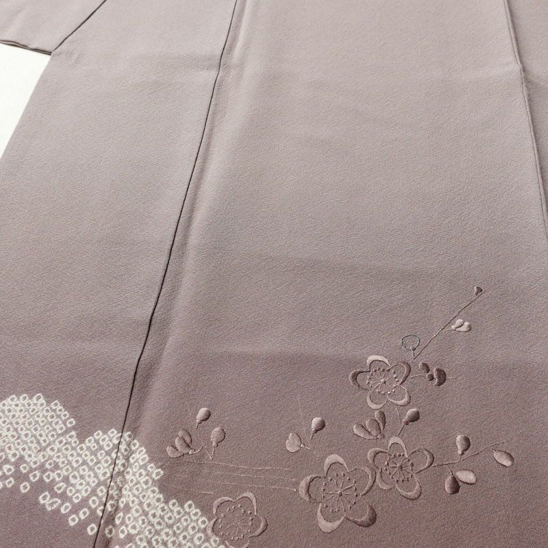 付け下げ 縮緬 絞り 正絹 木の葉・植物柄 袷仕立て 身丈160cm 裄丈66.5cm リサイクル着物 着物 刺繍 ぼかし 入学式 卒業式 七五三 お宮参り フォーマル シンプル 上品 紫・藤色_画像5