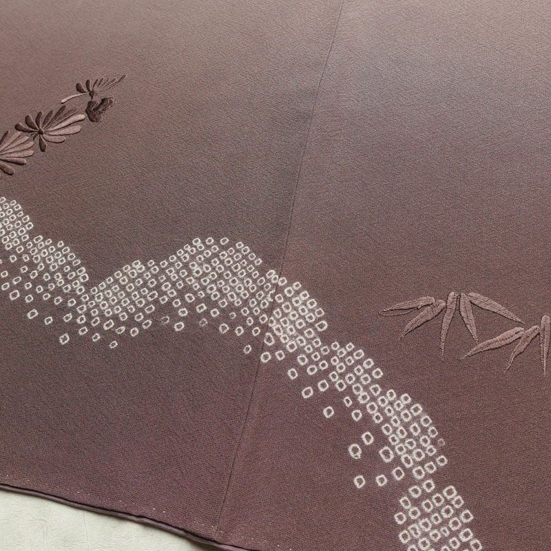 付け下げ 縮緬 絞り 正絹 木の葉・植物柄 袷仕立て 身丈160cm 裄丈66.5cm リサイクル着物 着物 刺繍 ぼかし 入学式 卒業式 七五三 お宮参り フォーマル シンプル 上品 紫・藤色_画像11