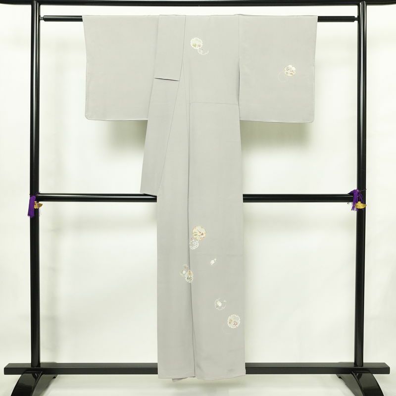 付け下げ 美品 しつけ糸付き 縮緬 正絹 古典柄 袷仕立て 身丈152.5cm 裄丈65cm リサイクル着物 着物 入学式 卒業式 七五三 お宮参り フォーマル シンプル 上品 雪輪 金駒刺繍 グレー_画像2