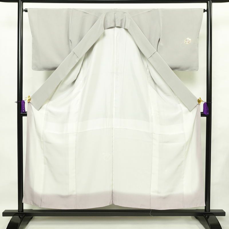 付け下げ 美品 しつけ糸付き 縮緬 正絹 古典柄 袷仕立て 身丈152.5cm 裄丈65cm リサイクル着物 着物 入学式 卒業式 七五三 お宮参り フォーマル シンプル 上品 雪輪 金駒刺繍 グレー_画像3