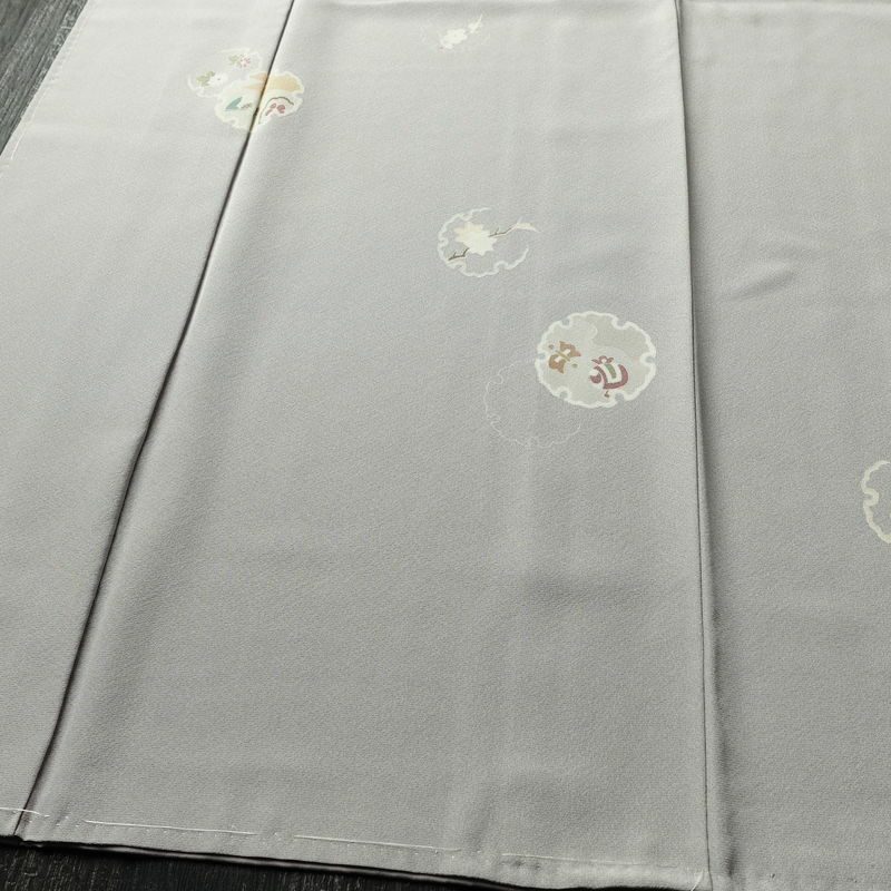 付け下げ 美品 しつけ糸付き 縮緬 正絹 古典柄 袷仕立て 身丈152.5cm 裄丈65cm リサイクル着物 着物 入学式 卒業式 七五三 お宮参り フォーマル シンプル 上品 雪輪 金駒刺繍 グレー_画像4