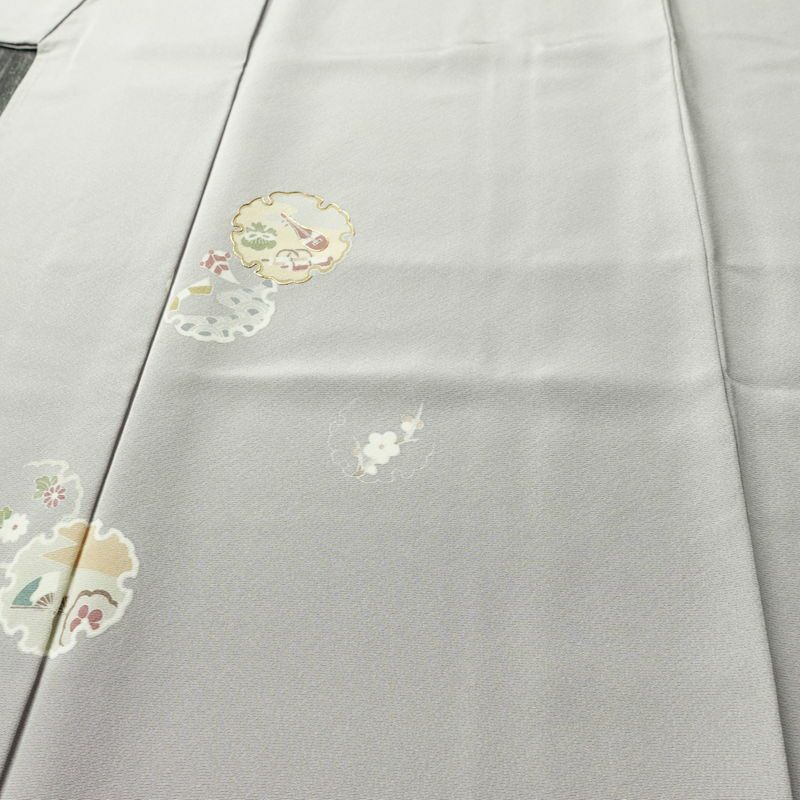 付け下げ 美品 しつけ糸付き 縮緬 正絹 古典柄 袷仕立て 身丈152.5cm 裄丈65cm リサイクル着物 着物 入学式 卒業式 七五三 お宮参り フォーマル シンプル 上品 雪輪 金駒刺繍 グレー_画像5