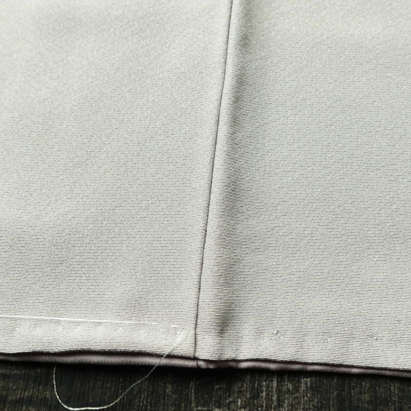 付け下げ 美品 しつけ糸付き 縮緬 正絹 古典柄 袷仕立て 身丈152.5cm 裄丈65cm リサイクル着物 着物 入学式 卒業式 七五三 お宮参り フォーマル シンプル 上品 雪輪 金駒刺繍 グレー_画像11